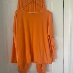 2 Piece Ankle Capri Pant Set. Note: It’s Size 3X but FITS SIZE 2X